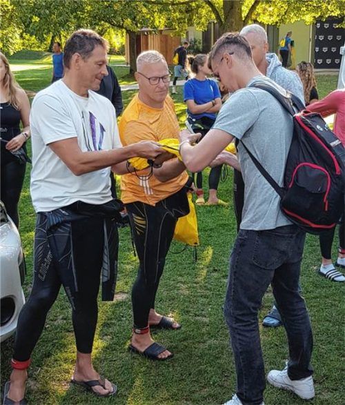 Ein gefragter Mann: Florian Wellbrock wurde beim Chiemsee-Langstreckenschwimmen von einigen Autogrammjägern in Beschlag genommen. Oliver Nowotny