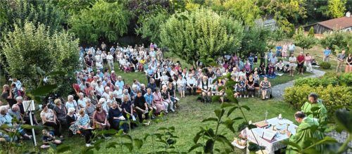Ein Gottesdienst an einem besonderen Ort: Der Dekanatsgottesdienst fand in diesem Jahr im Klostergarten von Au am Inn statt. Über 400 Menschen kamen hier zusammen. re