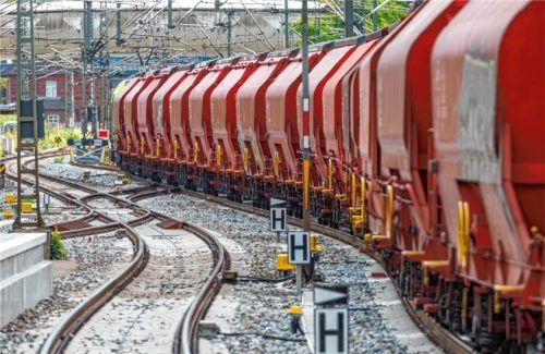 Ein Güterzug fährt auf einer Bahnstrecke. dpa
