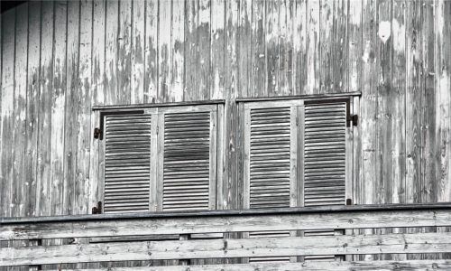 Ein in vielen Inntalgemeinden wohlbekanntes Bild: Geschlossene Fensterläden aufgrund zahlreicher ungenutzter Zweitwohnungen. Schmidt