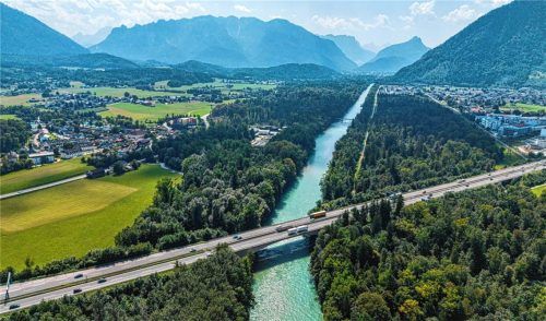 Ein Luftbild der beiden Brücken der A8 über die Saalach bei Piding und Bad Reichenhall, auf denen täglich über 40.000 Fahrzeuge unterwegs sind. Autobahn GmbH