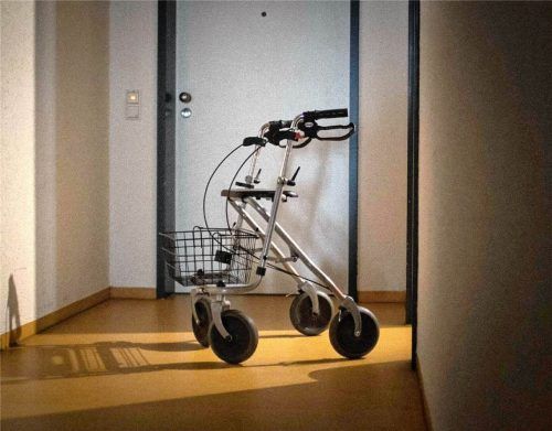 Ein Rollator auf dem Flur einer Pflegeeinrichtung: Die Rehaklinik in Bruckmühl war erstmals bereits 2023 in die Schlagzeilen geraten. IMAGO / photothek