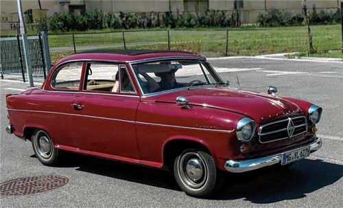 Kind der 50er/60er-Jahre: roter Borgward-Klassiker. Tourist Info Aschau