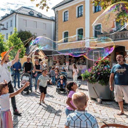 Ein Seifenblasen-Künstler begeistert Kinder und Erwachsene mit riesigen Seifenblasen. Nitzsche