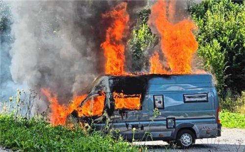 Ein Wohnmobil hat am Samstag (29. August) auf einem Wanderparkplatz in Kiefersfelden gebrannt. Es ist nicht der erste Fall eines Fahrzeugbrandes dort. Feuerwehr Kiefersfelden