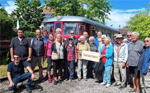 Eine exklusive Sonderfahrt mit der Chiemgauer Lokalbahn gehörte zum Programm des Betriebsausflugs der ehrenamtlichen Fahrerinnen und Fahrer des Bürgerbusses Chiemsee. re