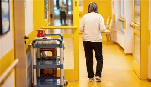 Eine Frau fotografierte Altenheimbewohner (Symbolfoto) in unwürdigen Situationen – und veröffentlichte die Aufnahmen später auf Youtube. Dafür musste sie sich nun vor Gericht verantworten. Dpa