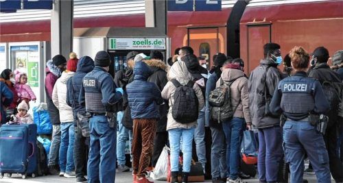 „Eine Herausforderung“: Mit der Ankunft von Geflüchteten aus der Ukraine in Rosenheim verschärfte sich die Lage auf dem Wohnungsmarkt. Für Landrat Otto Lederer ist die Suche nach Unterkünften nicht leicht zu stemmen.dpa