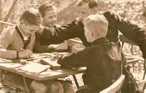 Einen Einblick in die Geschichte des Petersbergs und das frühere Schulwesen in der einstigen kleinen Bergschule gibt Toni Huber am Sonntag (20. September) im historischen Theaterhaus Flintsbach mit vielen historischen Fotos. Toni Huber