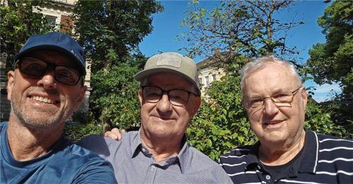 Einfach Platz nehmen und miteinander ins Gespräch kommen: Beim ersten „Ratsch auf der Bank“ nutzten Bürger die Gelegenheit zum persönlichen Austausch mit Seniorenbeirat Horst Trüdinger (rechts). Große Kreisstadt Traunstein