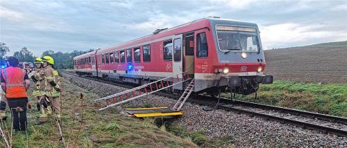 Einsatzkräfte brachten die Passagiere über Leitern aus dem Zug ins Freie. Kreisfeuerwehrverband Traunstein