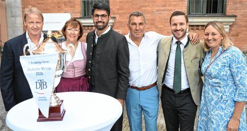 Empfang für die frischgebackenen deutschen Tennismeister: (von links) Rosenheims Bundesliga-Manager Thomas Detterbeck, Dritte Bürgermeisterin Gabriele Leicht, Oberbürgermeister Abuzar Erdogan, Sechziger-Abteilungsleiter Dieter Dörfler, Zweiter Bürgermeister Daniel Artmann und Carina Stiglauer, Zweite Vorsitzende und Kassierin.Marko Aleksic