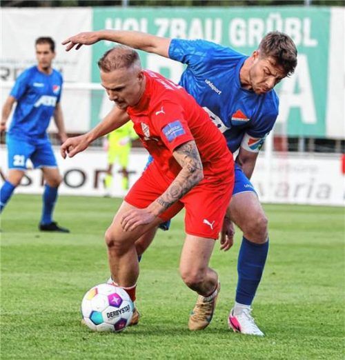Erlbachs Thomas Winklbauer setzt sich in dieser Szene gegen seinen Gegenspieler aus Kottern durch.Gabi Zucker