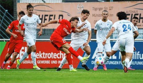 Erlbachs Tobias Duxner zieht hier inmitten einiger Ismaninger Akteure ab.Gabi Zucker