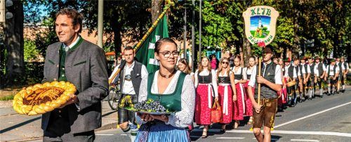 Erntedank auf dem Weg zum Altar: Das frisch vermählte Bauernehepaar Barbara und Martin Pichler vom Lainthalerhof in Oberaudorf trägt Ehrenbrot und Weintrauben im Kirchenzug zum Mangfallpark Süd. Das kunstvoll verzierte Brot stammt von der Rosenheimer Bäckerei Bergmeister. Rainer Nitzsche