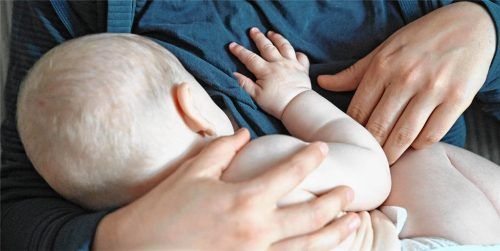 Es geschah beim Stillen eines Babys: Wegen vorsätzlicher Körperverletzung stand ein in Waldkraiburg lebender Mann vor dem Amtsgericht Mühldorf (Symboldbild).  dpa/