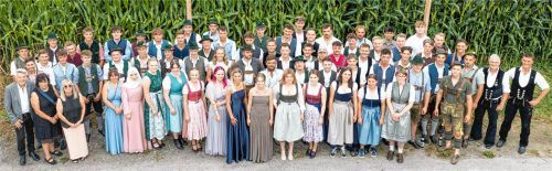 Es wächst zusammen, was nur auf den ersten Blick nicht zusammengehört: Gruppenbild mit Zimmerern und Friseuren.Kreishandwerkerschaft Rosenheim