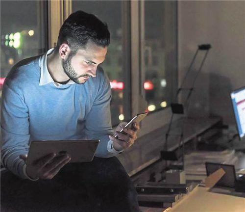 Exzessiv, zwanghaft und oft ohne Pause: Suchthaftes Arbeiten kann auf Dauer ernsthafte Folgen haben. UWE UMSTÄTTER/DPA