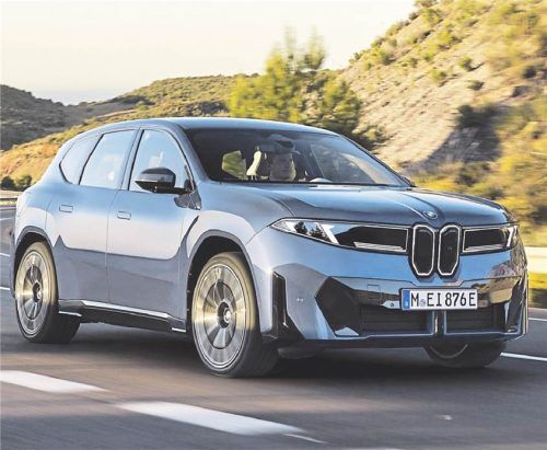 Fährt voran: Der vollelektrische BMW iX3 stellt den Auftakt zur frischen Modellgeneration, die als Neue Klasse bezeichnet wird, dar. BMW