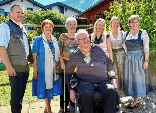 Feiern gemeinsam (von links): Holger Steiner (Bürgermeister), Maria Haidl (ehemalige stellvertretende Pflegedienstleiterin), Monika Kaiser-Fehling (ehemalige geschäftsführende PDL), Nathalie Winterling (geschäftsführende PDL), Eva Faltner (frühere CSW-Geschäftsführerin) und Marianne Loferer (stellvertretende Landrätin). Vorne sitzt Wolfgang Berthaler (ehemaliger CSW-Vorsitzender).  Weiß
