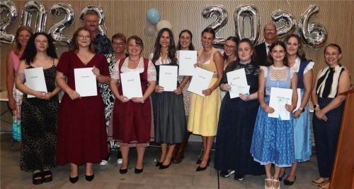 Die zehn strahlenden Staatspreisträger mit (von links) Heidi Kaupel (stellvertretende Schulleiterin), Susanne Reisinger, Stefanie Kuppelwieser, Lothar Kesselring (Zentrumsleitung OP/Anästhesie Rosenheim), Pflegedirektorin Judith Hantl-Merget, Veronika Pobel, Lena Pfaffinger, Johanna Babl, Florina Gebhardt, Anna Balleis, Isabel Ulrich, Schulleiter Lutz Krüger, Anna Stadler, Marie Buchner und Lehrerin Lea Seelos. RoMed Kliniken
