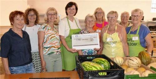 Frauengemeinschafts-Vorsitzende Helga Manstetter (Fünfte von links) übergab den Spendenscheck an Elisabeth Hilger (Vierte von links) für das ehrenamtliche Team der „Tafel“.  Bachmaier