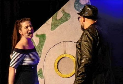 Frauke und Rocky stehen sich auf der Bühne gegenüber.