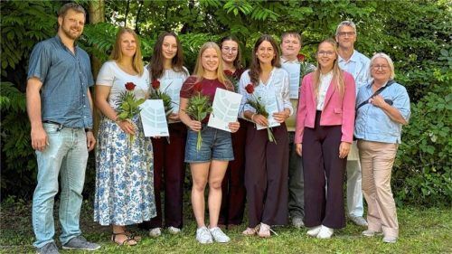 Freuen sich gemeinsam über den erfolgreichen Abschluss von links: Ausbilder Sebastian Maushammer, die Staatspreisträgerinnen Hanna Liebhart, Pia Schneeweis sowie Leonie Weigand und Anna-Kristina Liebl mit Bestnoten 1,0, Amalie Fischhaber, Martin Mini mit Ausbilderin Rebecca Franke, Ärztlichem Direktor PD Dr. Andreas Bauer und Personalleiterin Christine Halfstad. RoMed Kliniken