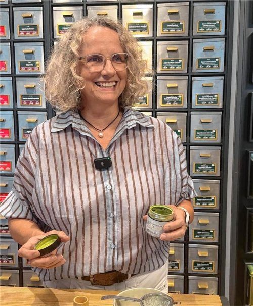 Gabriele Werkhausen bereitet einen authentischen Matcha zu. Utensilien und richtige Zubereitung sind das A und O. Weindl