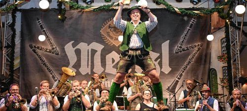 Gelungene Premiere: Die Blaskapelle Josef Menzl trat am ersten Herbstfest-Montag im Flötzinger-Festzelt auf und das voll besetzte Zelt sprach für sich. Ruprecht