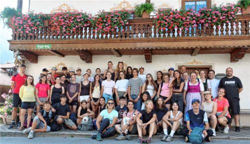 Gemeinsam unterwegs: Die Jugendlichen aus Nußdorf und Camblanes-et-Meynac mit ihren Betreuern beim Besuch auf dem Zacherlhof. re