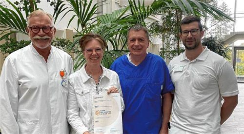 Gemeinsam zum Erfolg: (von links) Chefarzt Dr. Oliver Benetka, Oberärztin Dr. Inge Hugenberg, Pflegefachkraft Andreas Konrad und Oberarzt Dr. Kevin Lehnert freuen sich über die erneute Zertifizierung der Romed-Klinik Prien. RoMed-Kliniken