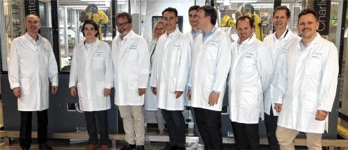 Gewährten Hubert Aiwanger (links) Einblick ins Innenleben des Familienbetriebs: Alexander Bley Bremer (Zweiter von links), Firmeninhaber Gerhard Stangelmayer (Dritter von links), Kolbermoors Bürgermeister Thomas Rothmayer (Dritter von rechts) sowie weitere am Projekt „Robotik“ beteiligte Mitarbeiter. Strim
