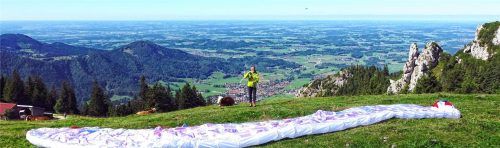 Gleitschirm-Pilot Till Gottbrath breitet den Tandemschirm für den Flug aus.