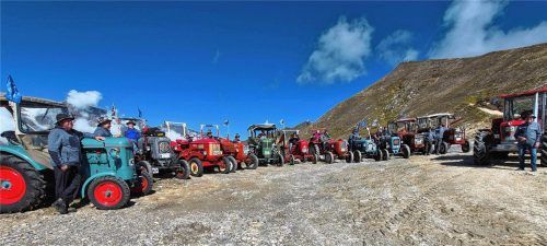 Glücklich, zufrieden und stolz, das Ziel auf 2.430 Meter erreicht zu haben, sind die Pittenharter Oldtimerfreunde mit ihren Begleitern. Künzner-Hingerl