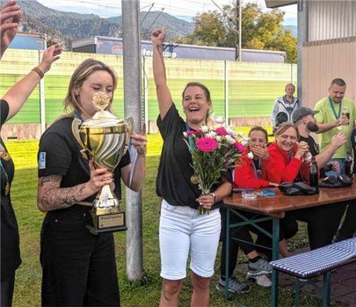 Große Freude bei den „Kaktus-Damen“ nach dem Gewinn der 16. Dorfmeisterschaft. Franz Hoffmann