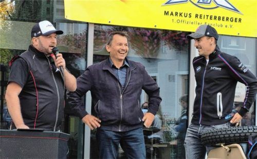 Freuen sich über das große Interesse: (von links) Matthias Hainz, Vorsitzender des Reiti-Fans Clubs, Bürgermeister Sepp Huber und der frischgebackene FIM-Langstrecken-Weltmeister Markus Reiterberger. Emmy Künzner-Hingerl