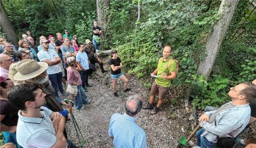 Großes Interesse: Mehr als 50 Menschen nahmen kürzlich an der Waldvorstellung der Stadt Mühldorf durch Revierförster Benjamin Scharnagl teil.