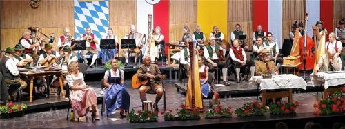 „Gschicht´n, Gspiel und Gsang“ feierte sein 50-jähriges Jubiläum mit einem großen Volksmusikabend im Erler Passionsspielhaus. Oswin Kleinhans