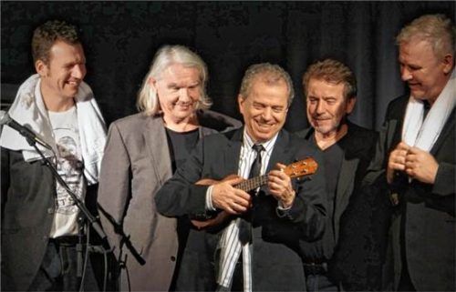 Günther Sigl (Mitte) hat beim Auftritt in Kolbermoor seine Studio-Band mit dabei. Dieter Bichl-Grassau