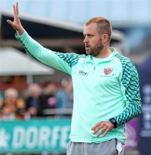 Hat sich am Freitag beim Jubeln eine Kapselverletzung im Mittelfuß zugezogen: Buchbachs Trainer Sven Zurawka.Michael Buchholz
