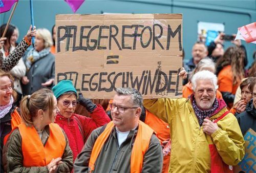 Heftige Kritik an den Plänen: Die Pflege steht bundesweit unter Druck. Doch Pflegekräfte, Verbände und pflegende Angehörige kritisieren die geplante Reform als Sparpaket zu Lasten der Schwächsten in der Gesellschaft.IMAGO / epd