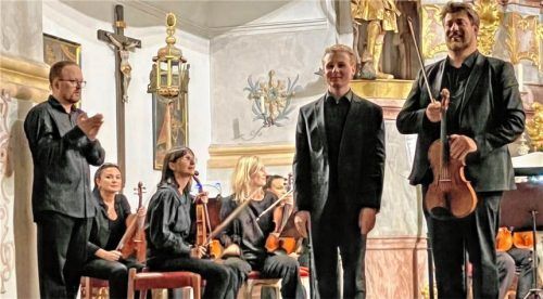 Herzlichen Applaus gab es für die Solisten Manuel Dörsch (Viola) und Michael Greifeneder (Truhenorgel, vorne links) sowie das Ensemble „Péridot“ und seinen Leiter Peter Peinstingl (links). Janoschka