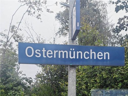 Heutzutage hört man die Aussprache Ousdaminga für Ostermünchen. 1934 überrascht die dokumentierte Aussprache Oustamünga. Gibt es doch ein ü im Boarischen? Ja, doch, aber nicht gerundet, sondern ungerundet. Fast schon nach i klingend.Höfer