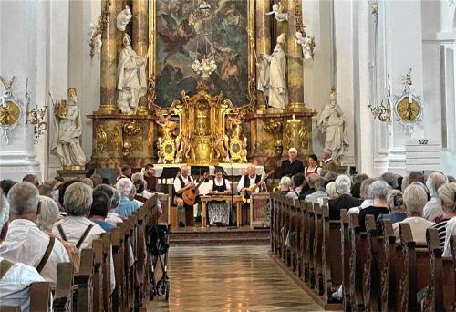 In der voll besetzten Rokokokirche begeisterten regionale Gruppen das Publikum.  Dettendorfer