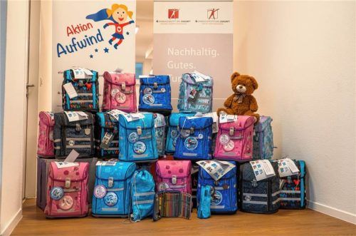 In diesem Jahr wurden 55 Schulranzen an Kinder in finanziell benachteiligten Familien verteilt. RE