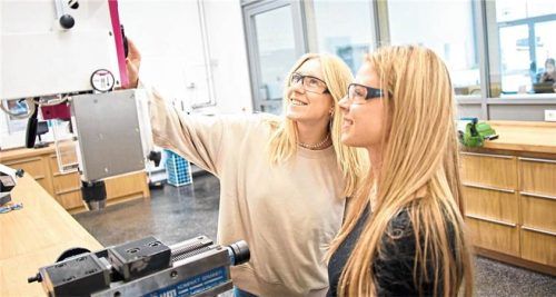 In neuen Studiengängen erwerben junge Menschen die Fähigkeit, komplexe Herausforderungen interdisziplinär zu lösen und Veränderungen aktiv mitzugestalten. DJD/WWW.RH-KOELN.DE