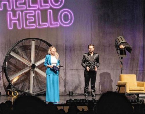 Jacqueline Belle und Dr. Alexander Stevens auf der Bühne bei ihrer „Toxic Love“-Show. Christian Teubig