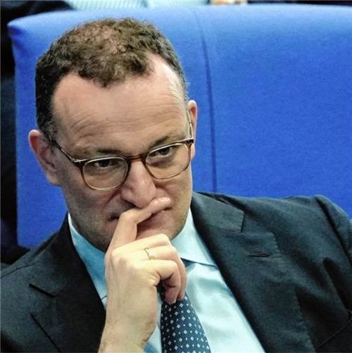 Jens Spahn (CDU), ehemaliger Vorsitzender der CDU/CSU-Bundestagsfraktion, verfolgt aus einer hinteren Reihe die Sitzung des Bundestags. dpa