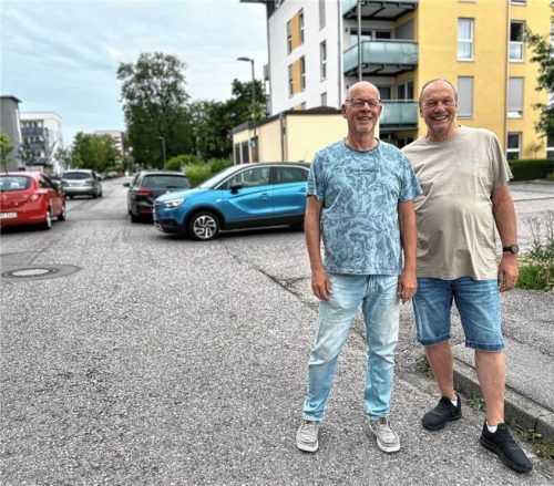 Jochen Klinkenberg (links) und Walter Opitz machen auf die schwierigen Sichtbedingungen an der Zufahrt zur Erzgebirgsstraße 10 aufmerksam. Lohmann